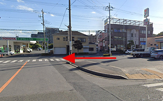 ②その後セブンイレブンの前にある横断歩道を渡り、しばらく直進します。